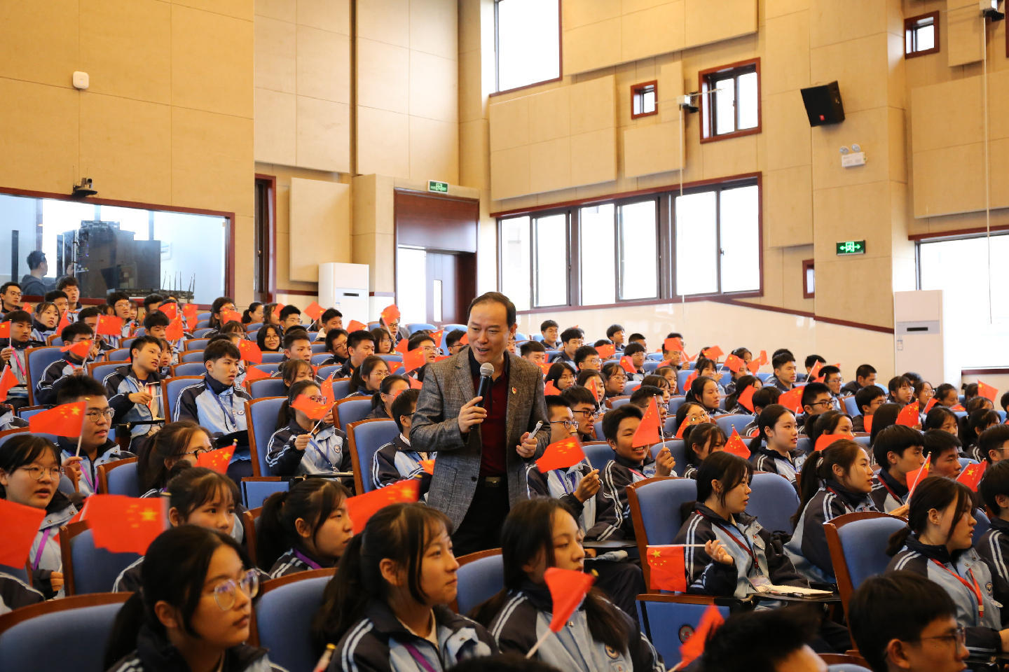 图：2022年，曹永浩给浙江温州某中等专业学校学生上课。（受访者供图）