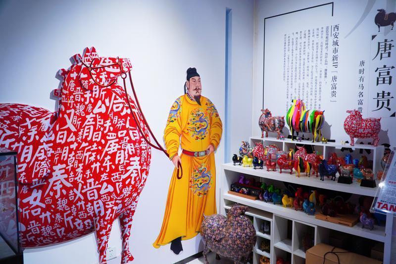 图为,李向宇打造的“唐富贵”文创产品