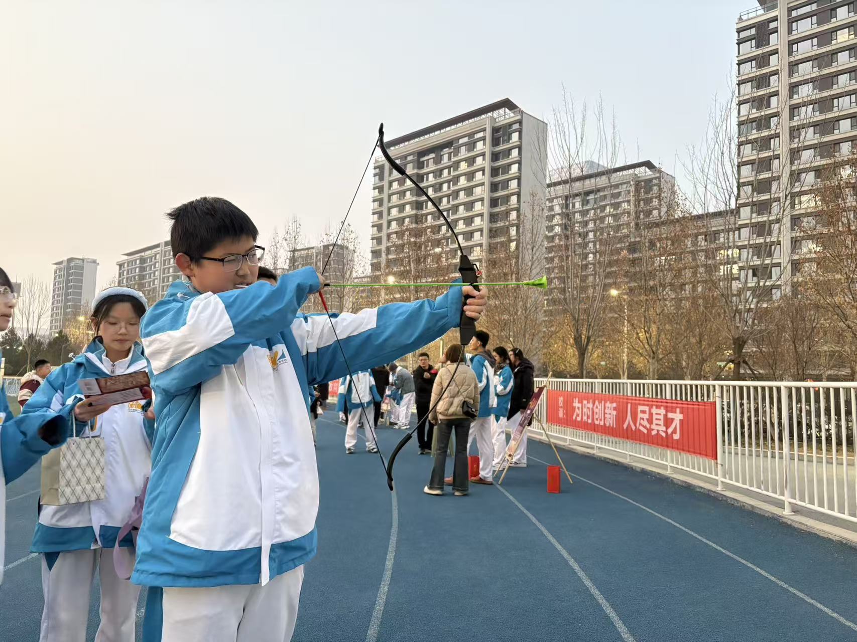 十二時(shí)辰流轉(zhuǎn) 傳統(tǒng)文化進(jìn)校園：一場古今交融的迎新春游園會(huì)讓美育落地生根