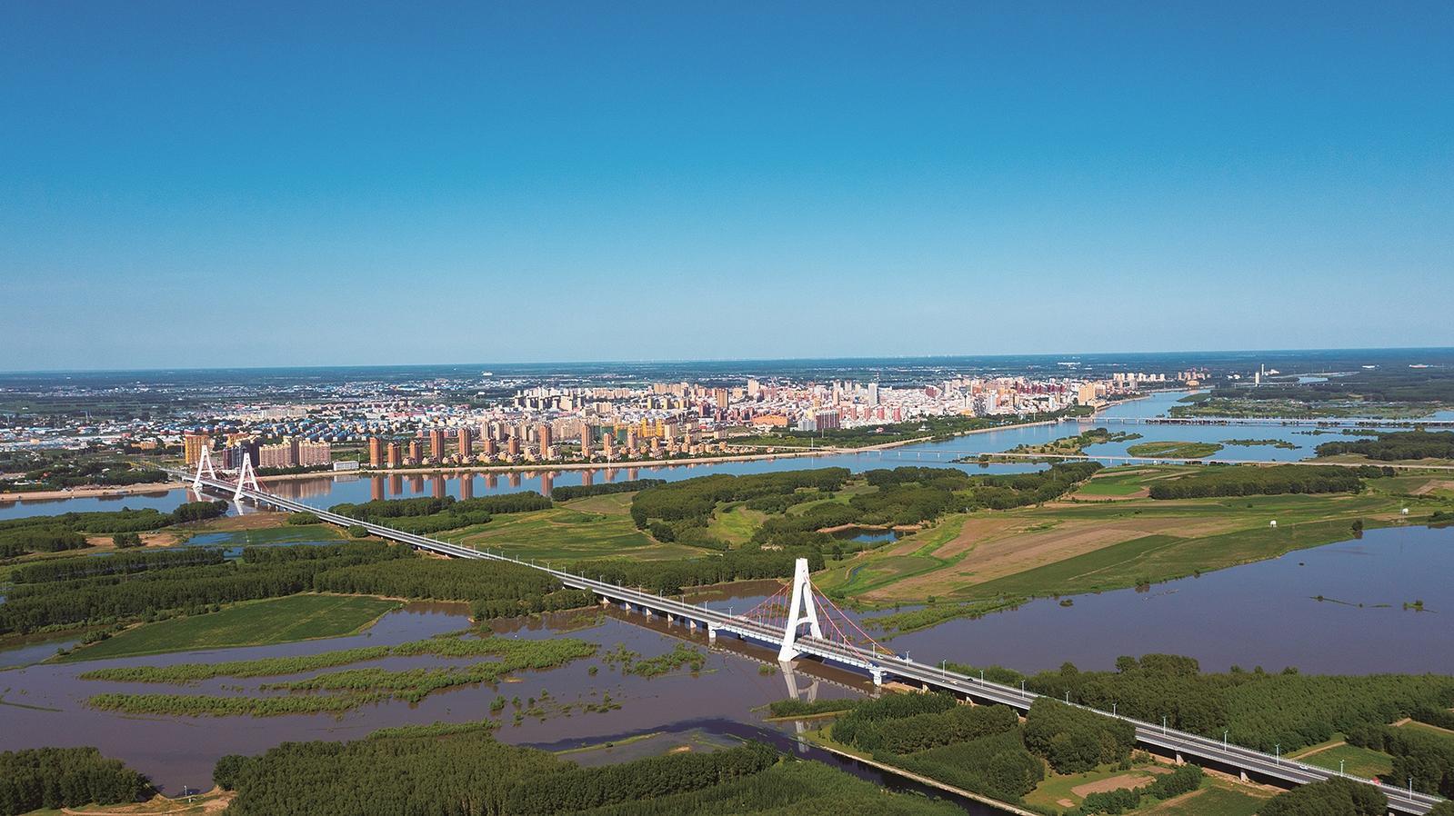 一江两岸景色。