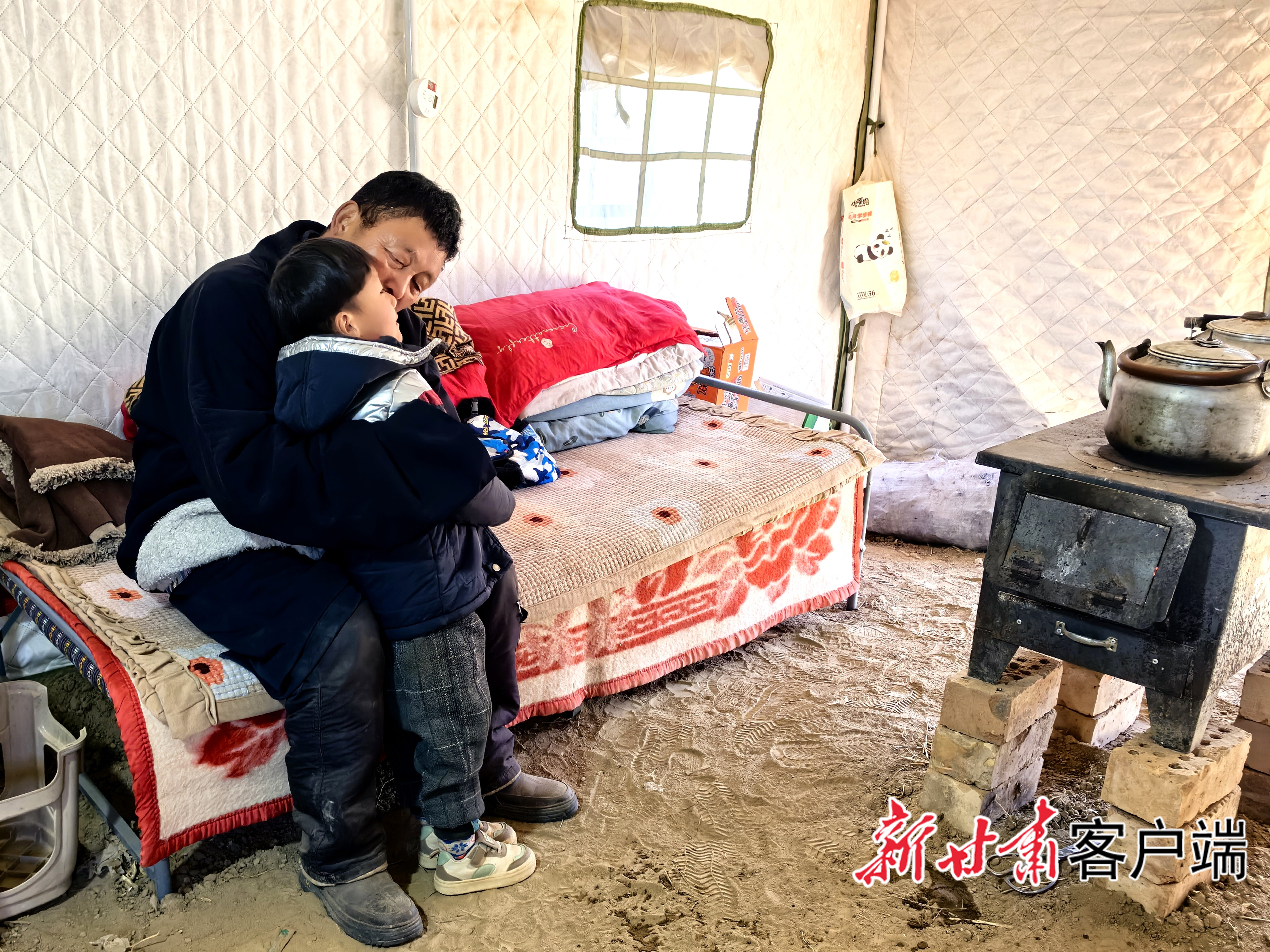 帐篷里生活的群众