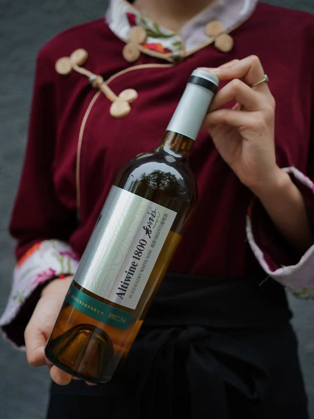 △饮品:青柠薄荷绿 Mint Lemonade,九吋精酿 Craft Beer,以及香格里拉1800干白葡萄酒Yunnan White Wine