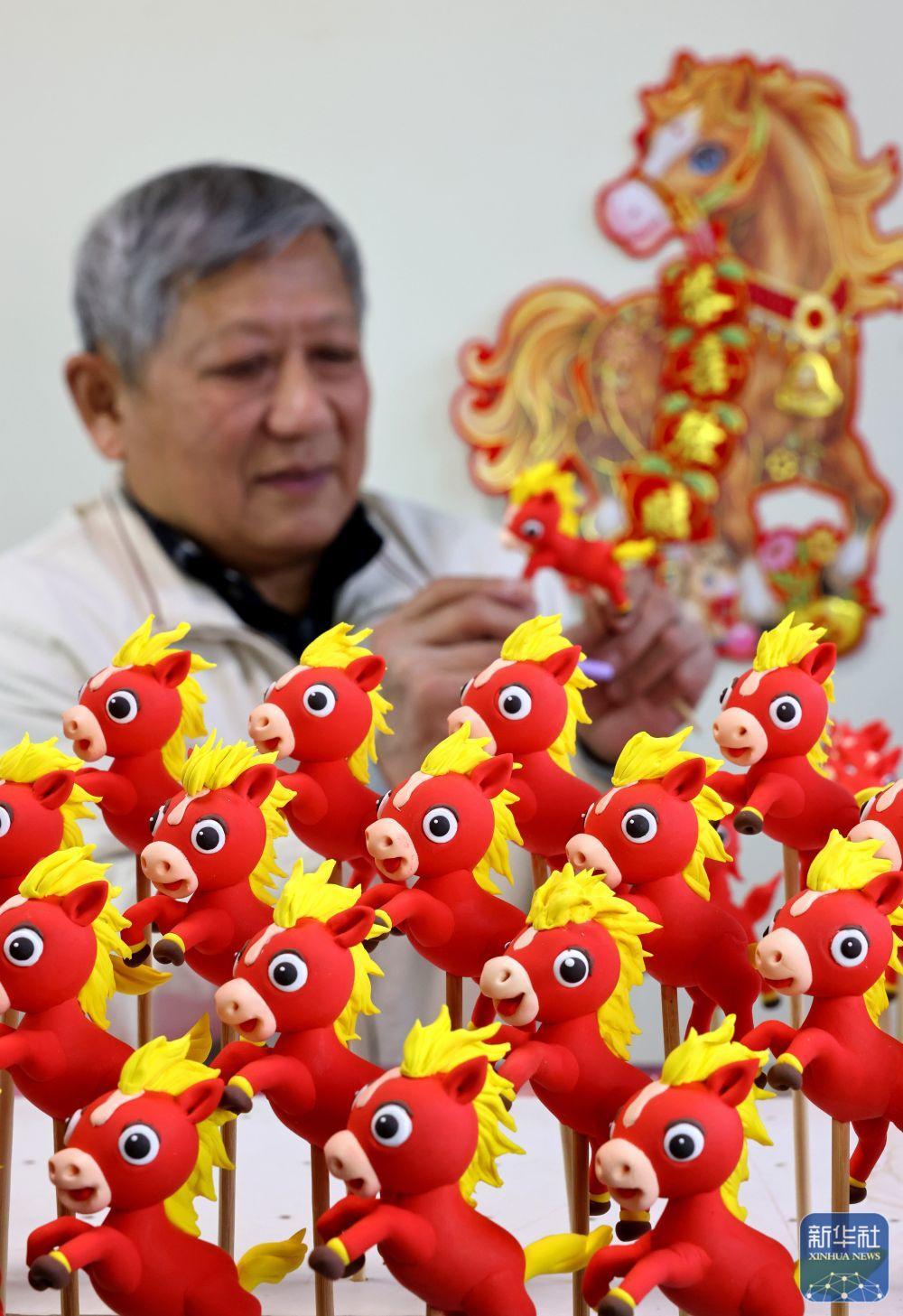 1月17日,在山东省枣庄市非物质文化遗产保护中心,民间艺人阚宗勤在创作面塑作品“生肖马”。新华社发(孙中喆 摄)