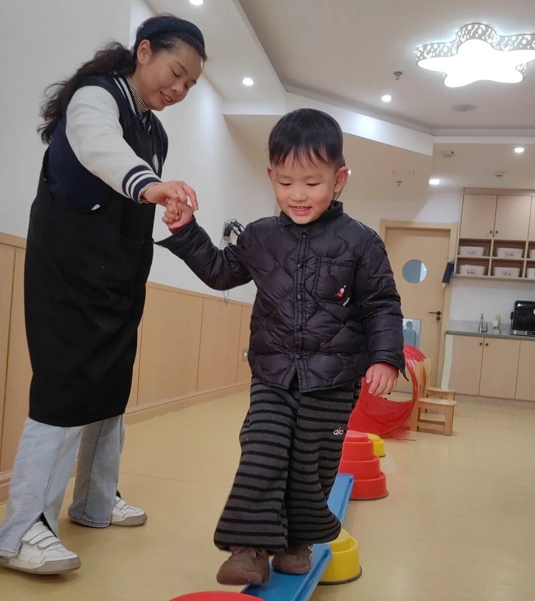 在东湖区妇幼保健院托育中心（友希紫金城分园），小朋友欢快地做游戏