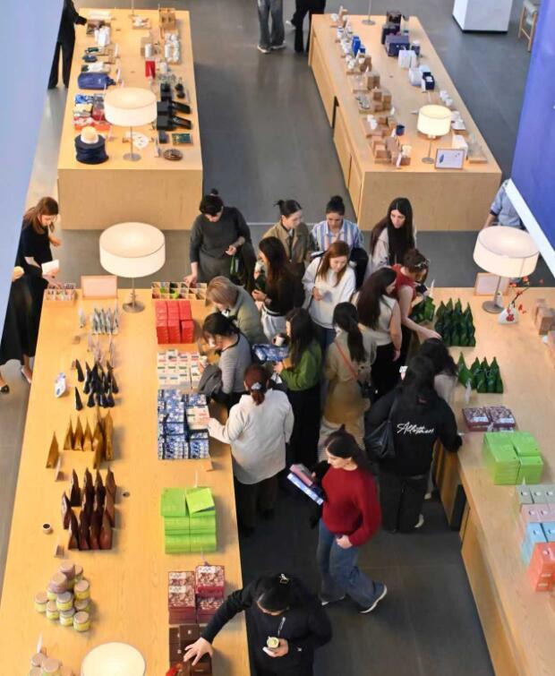 中亚国家青年代表在林恩茶业现代城市工场茶叙