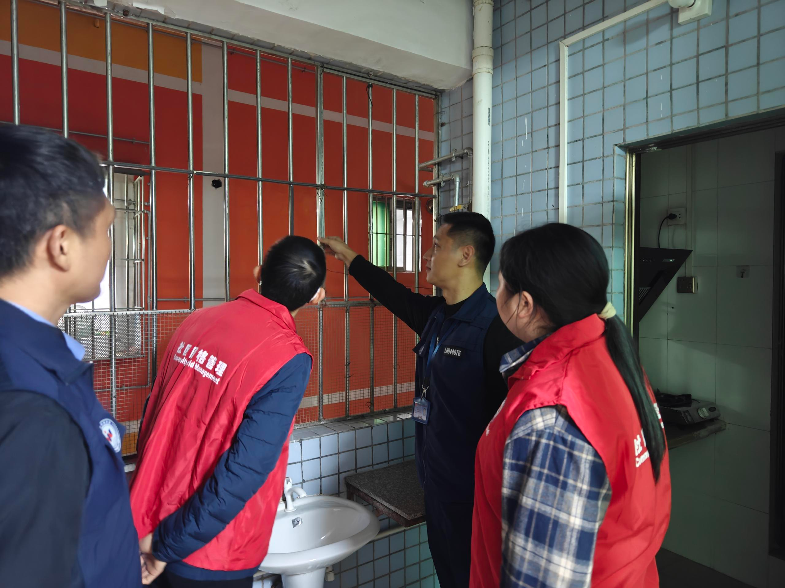 大浪街道深化“网格+楼栋长”联动机制，夜间巡查筑牢岁末年初“安全屏障”