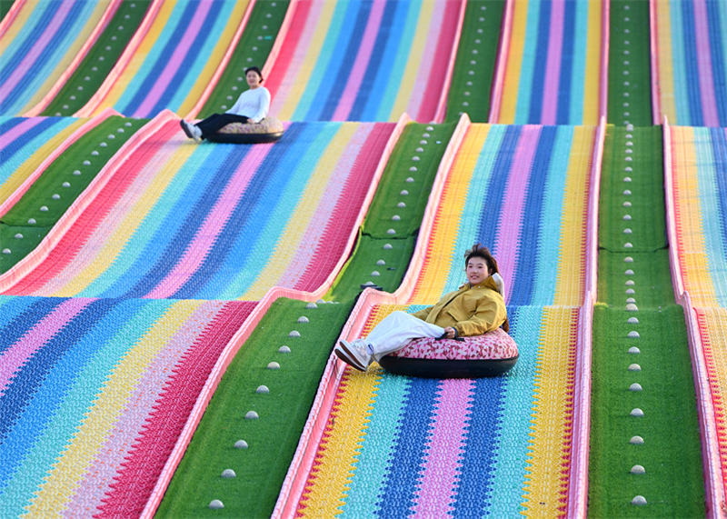 游客在宁晋县黄儿营西村3A级旅游景区黄儿营红色文化园游乐场体验彩虹滑道。