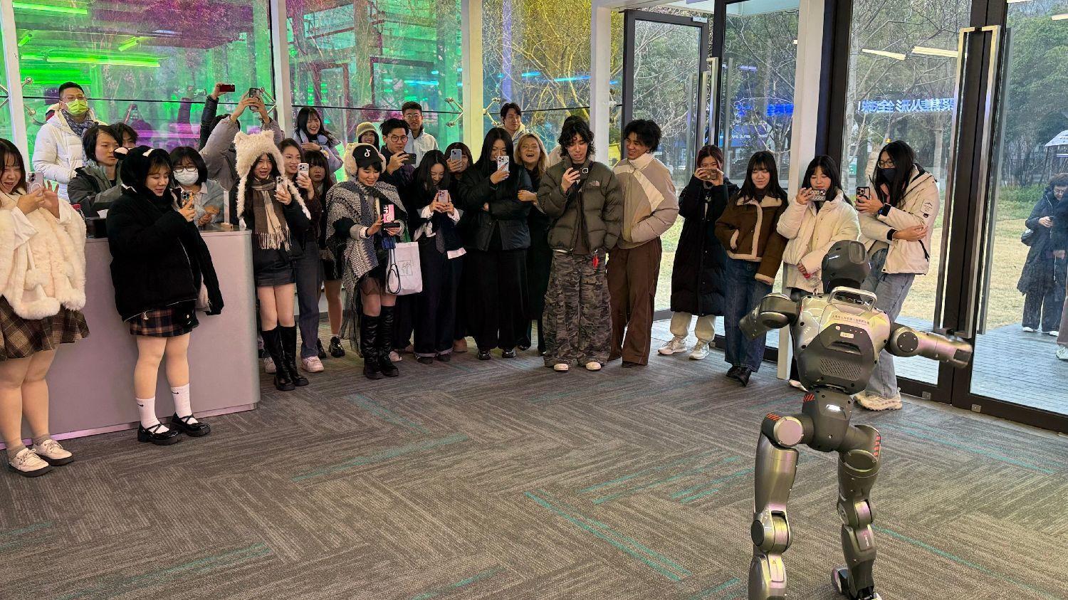参观上海人形机器人孵化中心