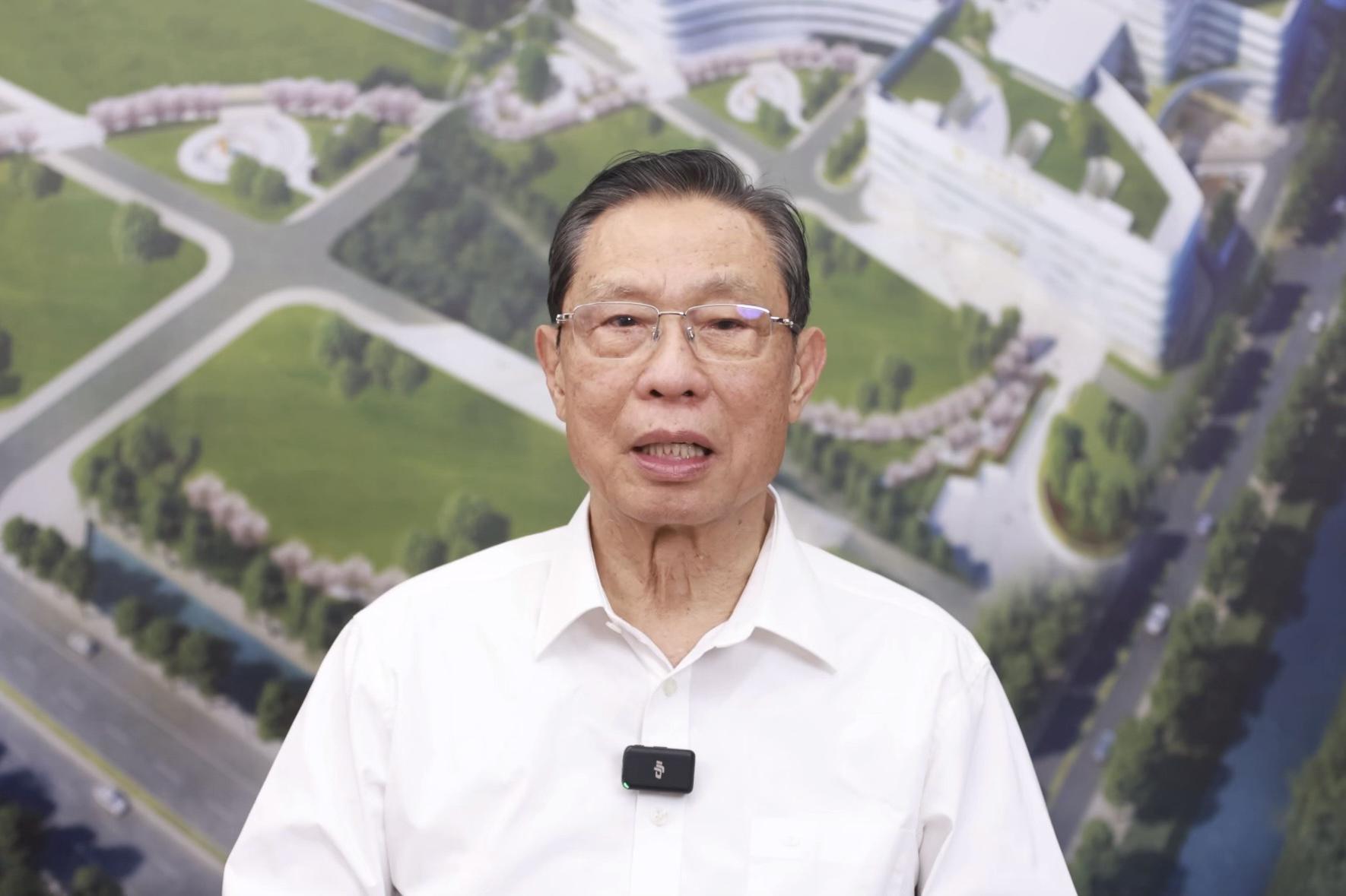 图:中国工程院院士钟南山发表谈话