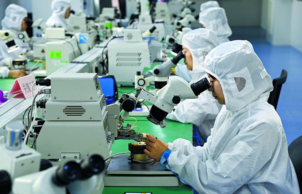 在河北东森电子科技有限公司微组装车间,工作人员正在对功率模块进行MCM微封装生产。 本报记者 董永博 摄