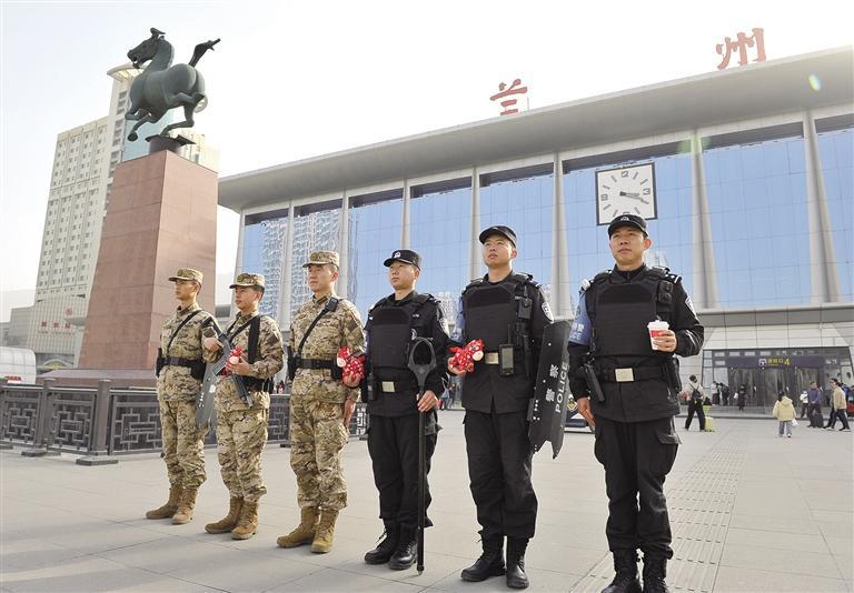 热茶温暖兰州火车站执勤武警和民警