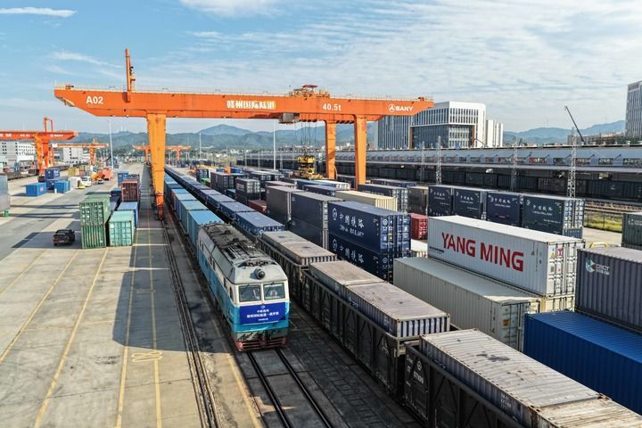 2025年11月19日，一列货物列车缓缓驶出赣州国际陆港。新华社发（邹阳 摄）