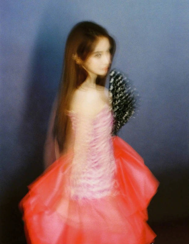 杨颖转身，镜头虚焦间尽显朦胧氛围感。