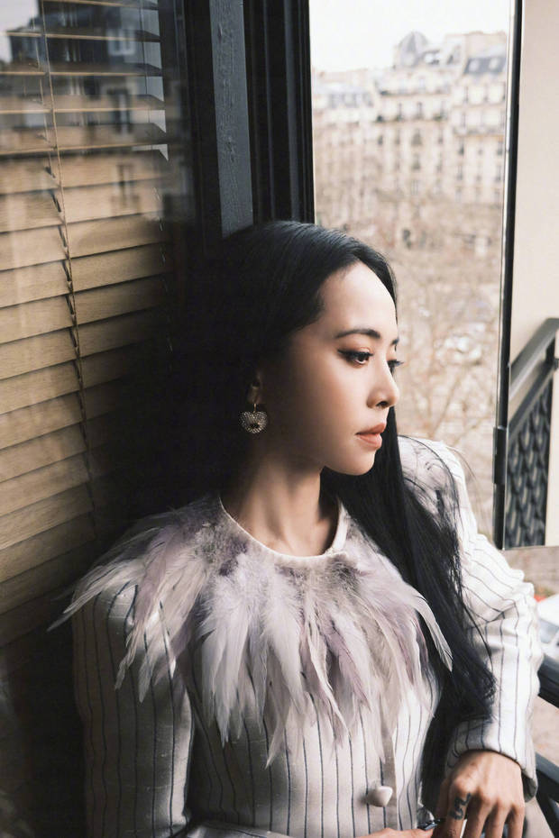 蔡依林窗边静坐，气质温婉。