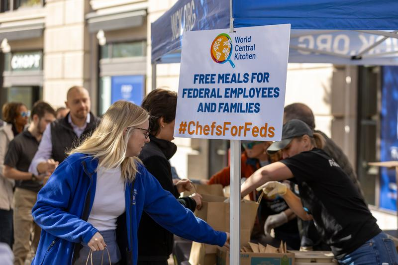 2025年11月5日，在美国首都华盛顿，联邦雇员排队领取免费食物。新华社记者胡友松摄