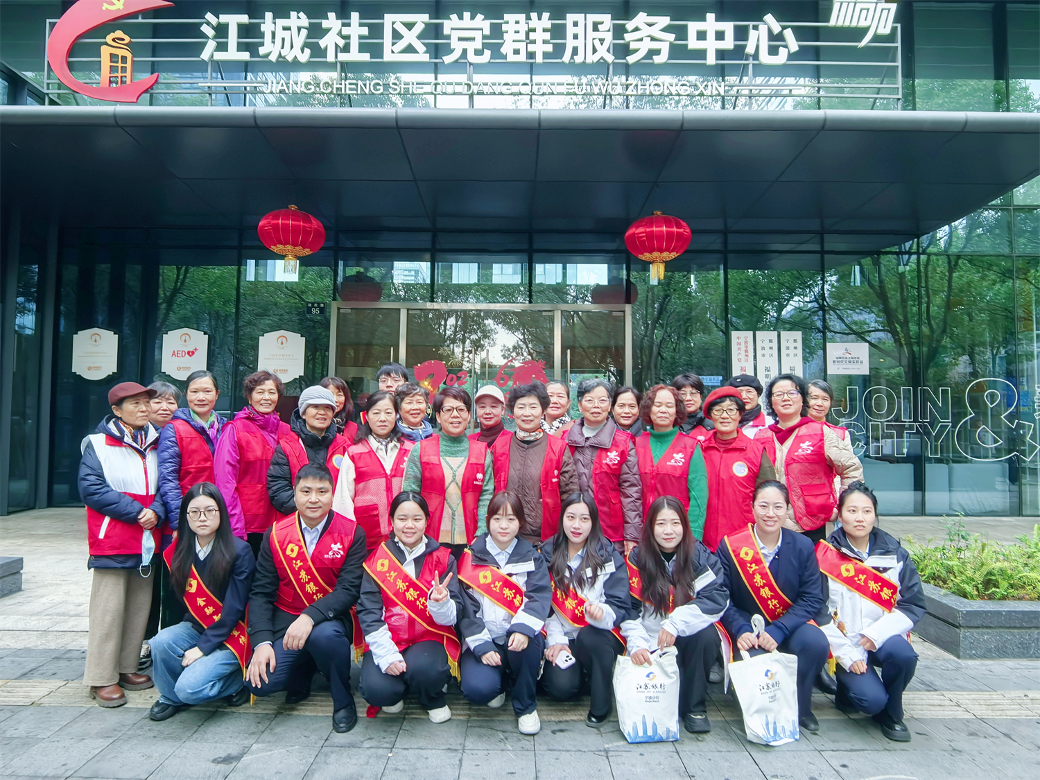 粥香暖寒冬 情系守护者——鄞州区福明街道江城未来社区联合爱心伙伴为一线分类劳动者送上腊八温情