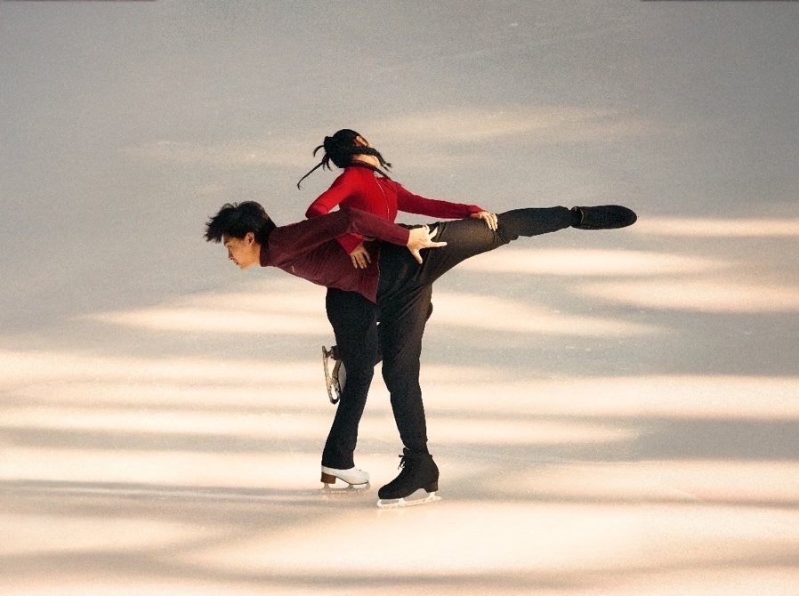 中国花样滑冰冰舞运动员任俊霏、邢珈宁出演2026年新春主题短片