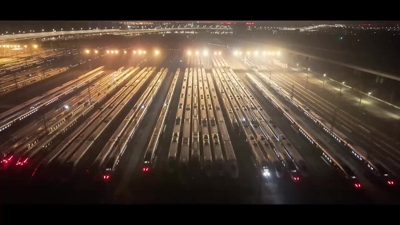 万箭齐发！“陆地航母”如骏马飞驰