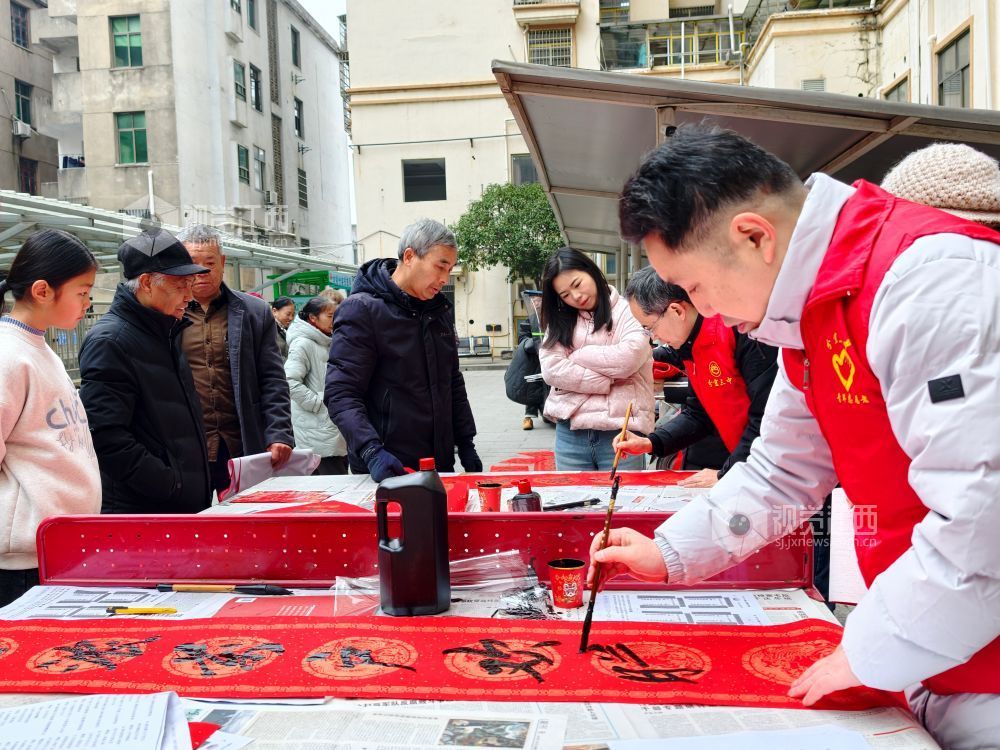 江西分宜：写春联 送祝福（图）