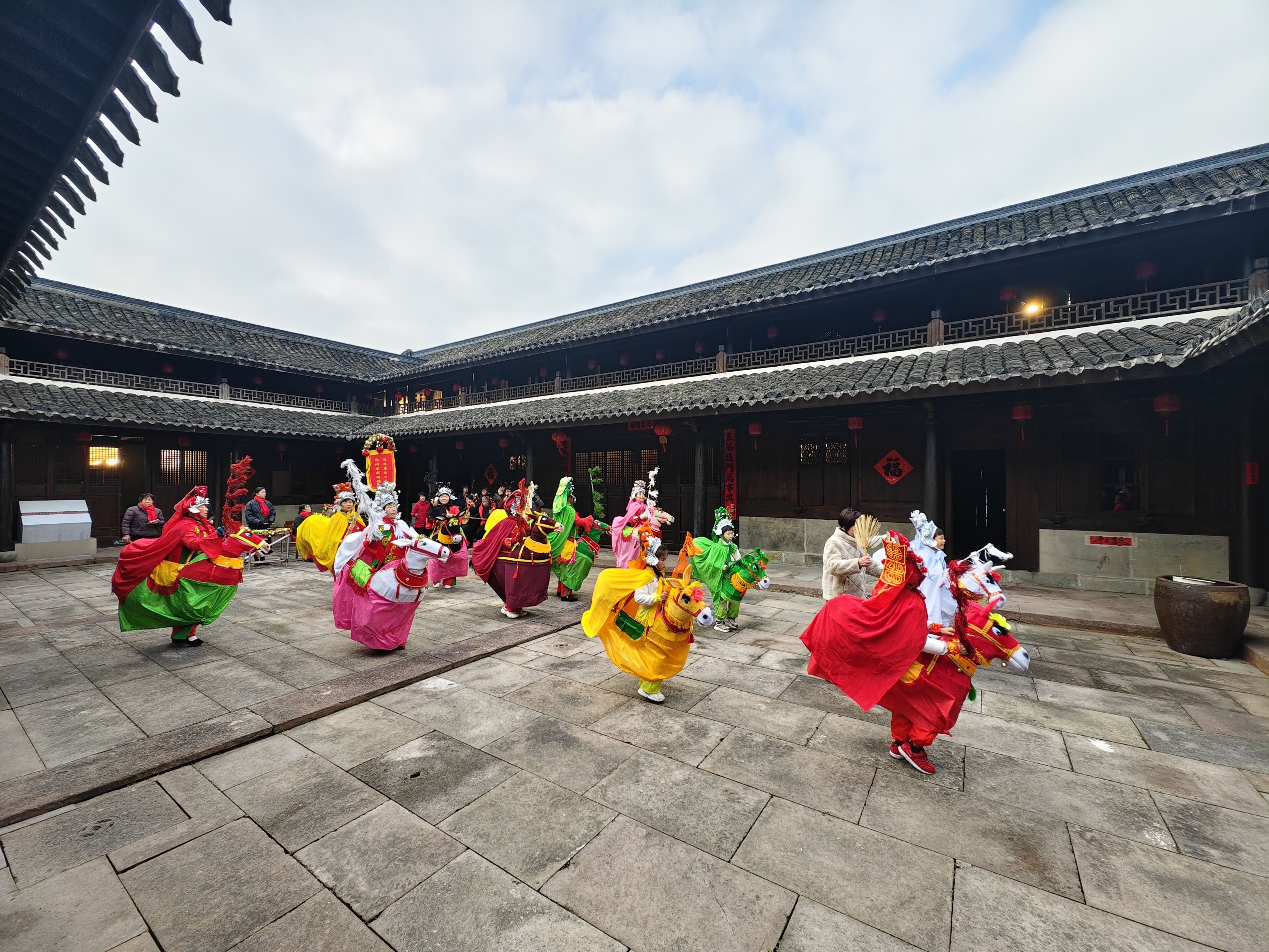 古镇蹄声近，檐下灯笼新！咸祥马年味正浓