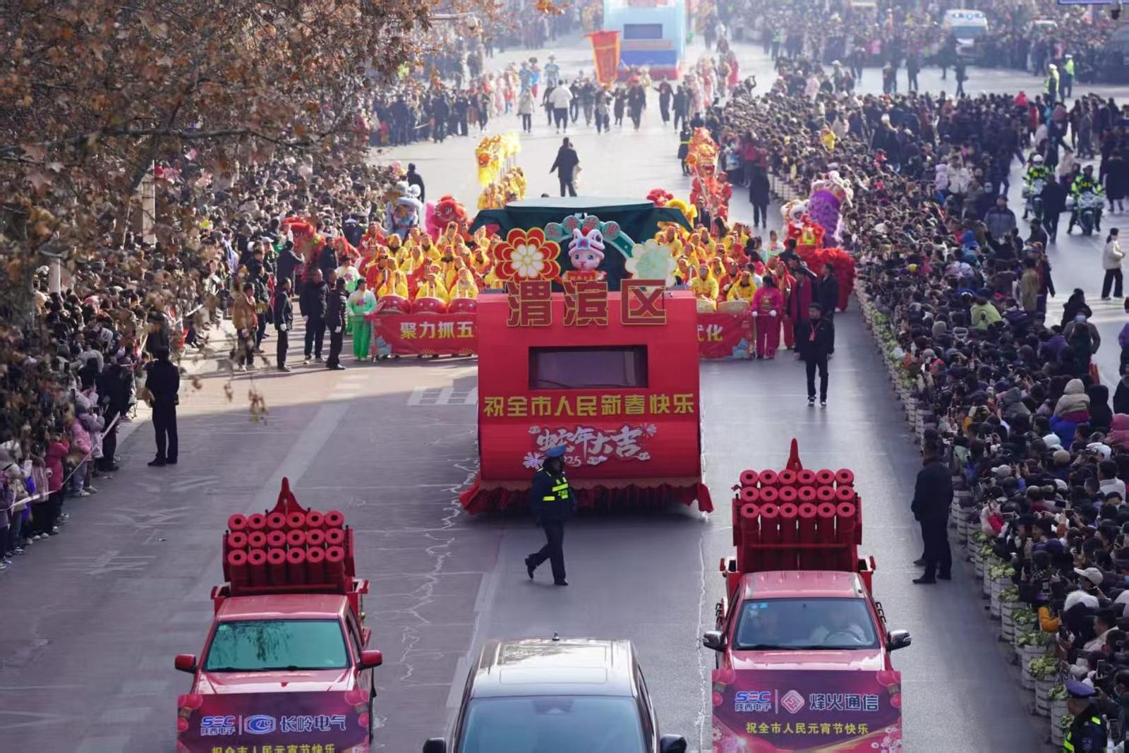 寶雞社火游演引得市民競相駐足觀看（資料照片）