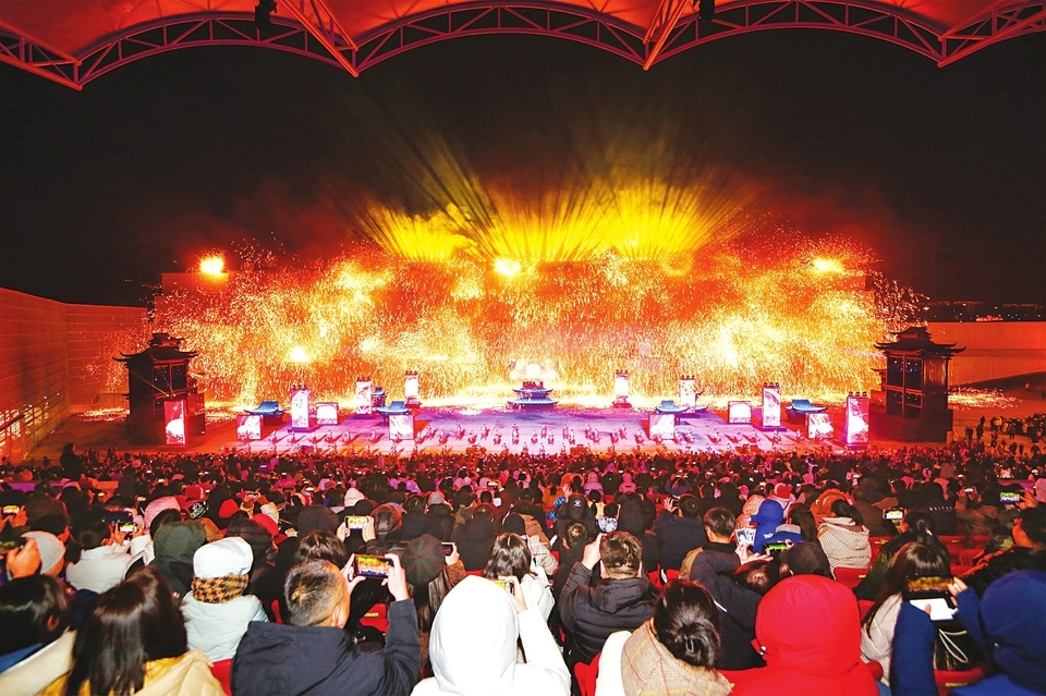 晋城市城区司徒小镇非遗打铁花火爆出圈，吸引全国游客前来观赏。宁绍雄摄