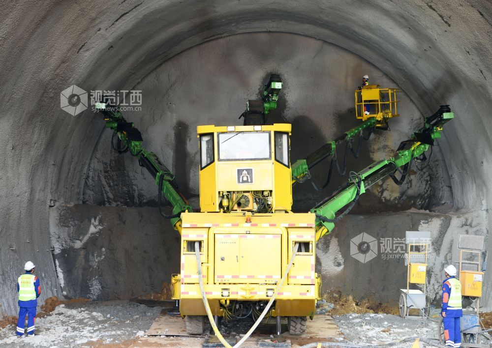 2月5日，在江西吉安永新县境内的井冈山隧道施工现场，智能化三臂凿岩台车对隧道进行机械化作业。