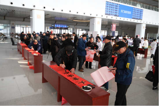 文化列车进天门 万福送到高铁站——春运一线“文明实践”送温暖
