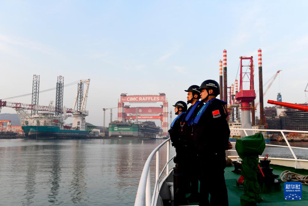 2月3日，在山东省烟台市芝罘湾，山东出入境边防检查总站烟台边检站来福士警务室的民警乘公务执法艇巡查。新华社记者 郭绪雷 摄