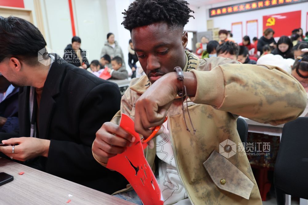 江西新余：国际友人体验非遗剪纸（图）