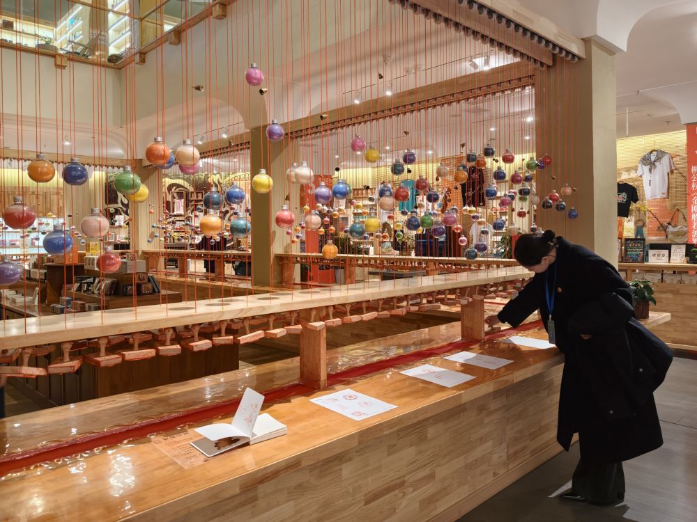 2026年1月28日，游客在敦煌印局盖章。新华社记者　张玉洁　摄