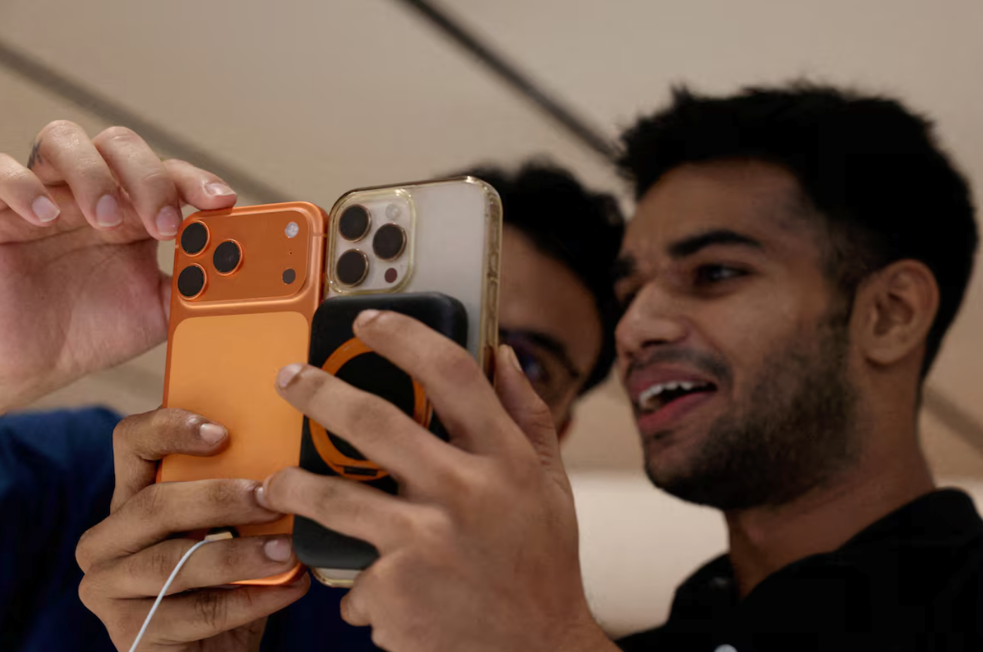 印度顾客手持iPhone 17 Pro Max