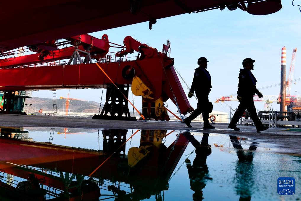 2月3日，在中集来福士山东烟台建造基地，山东出入境边防检查总站烟台边检站来福士警务室的民警对即将离港的比利时风电安装船进行船体检查。新华社记者 郭绪雷 摄