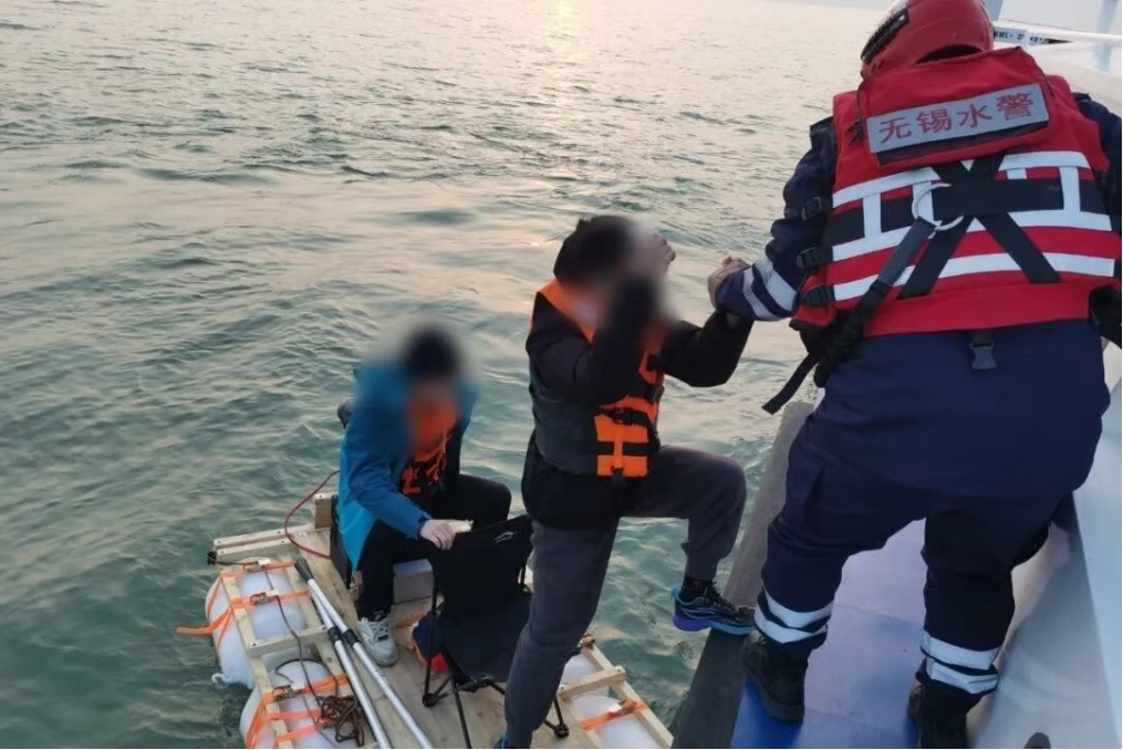 男子“手搓”塑料桶船携子游太湖 网友怒了!