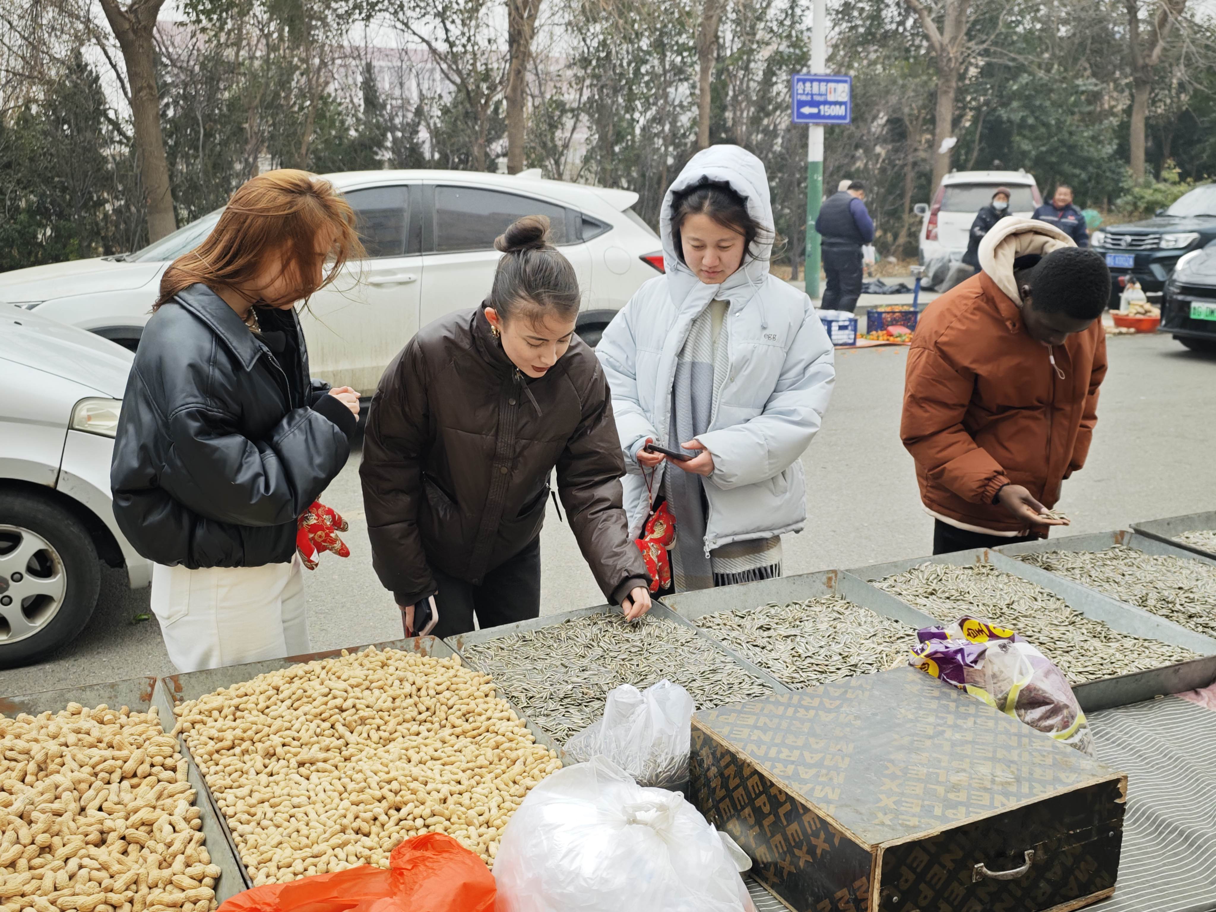 多国留学生体验潍坊滨海区“海洋大集” 沉浸式感受“中国年味”