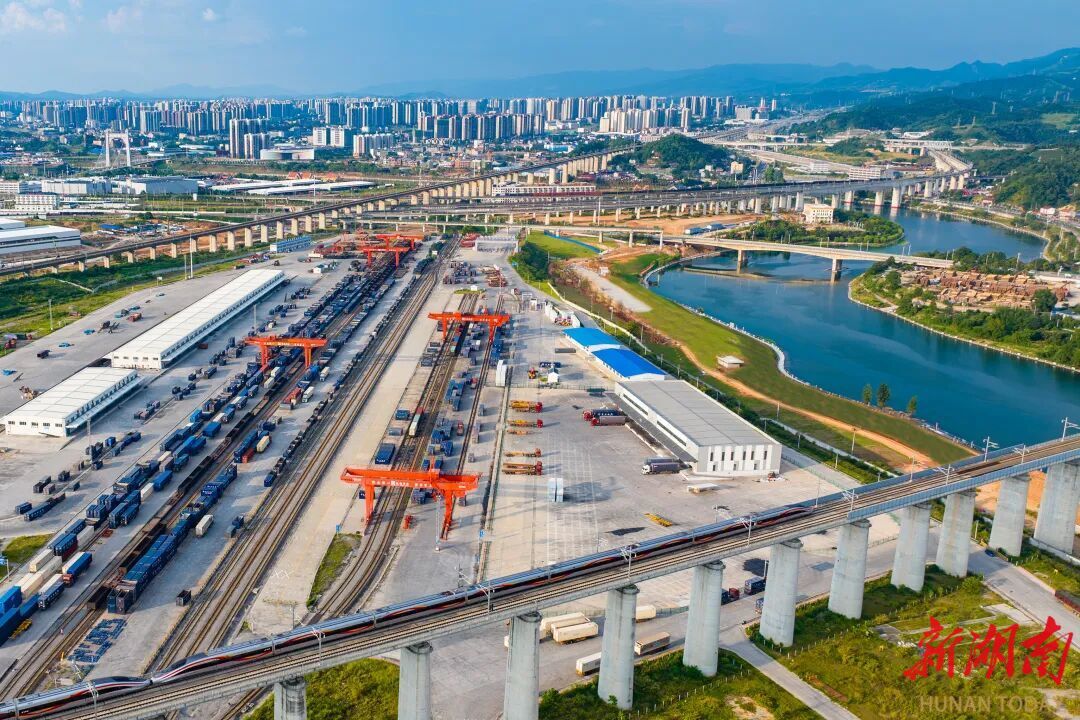 2025年7月27日，怀化国际陆港货场一片繁忙，龙门吊正高效装卸集装箱货物。田文国 摄