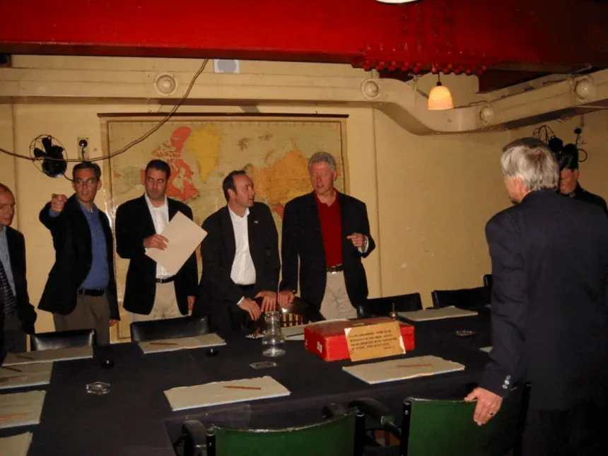 美媒：新一批文件公开，难解爱泼斯坦之谜，也难抚受害者之痛