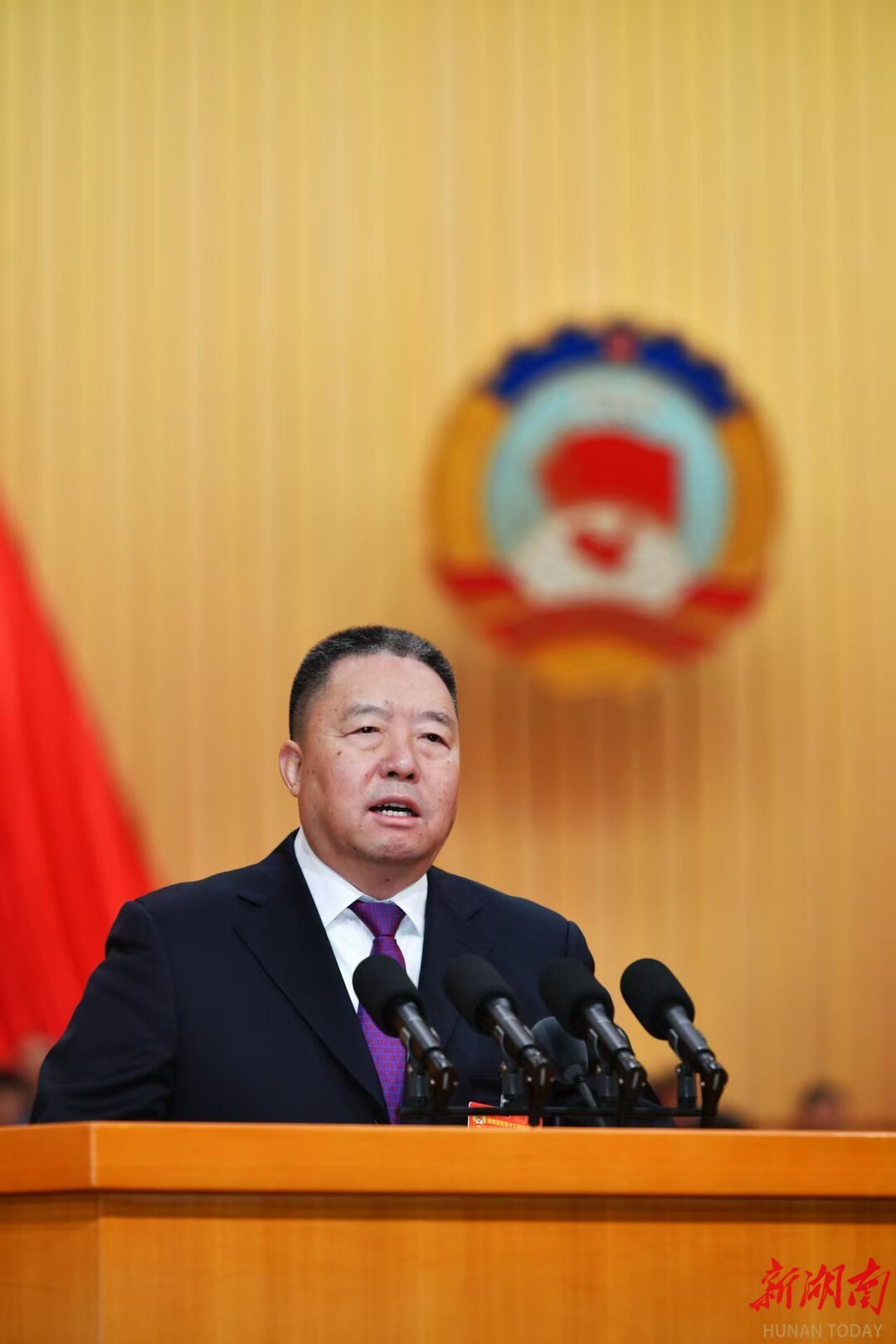 毛万春代表政协湖南省第十三届委员会常务委员会向大会作工作报告。