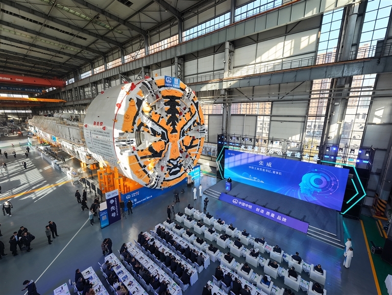 去年11月底，應用于國內最長、世界規模最大城市湖底隧道—武漢兩湖隧道的超大直徑泥水盾構機在中鐵裝備下線。記者 聶冬晗 攝