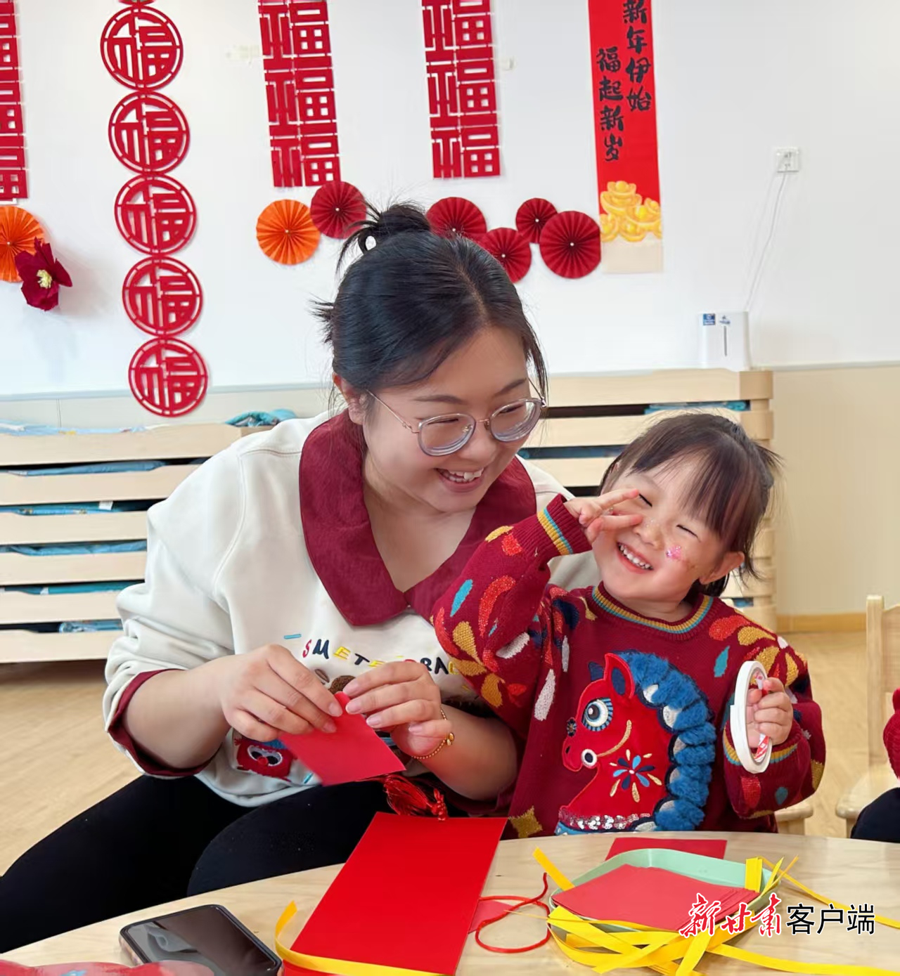 金川区龙首新区托育服务中心内，老师陪伴孩子快乐成长。