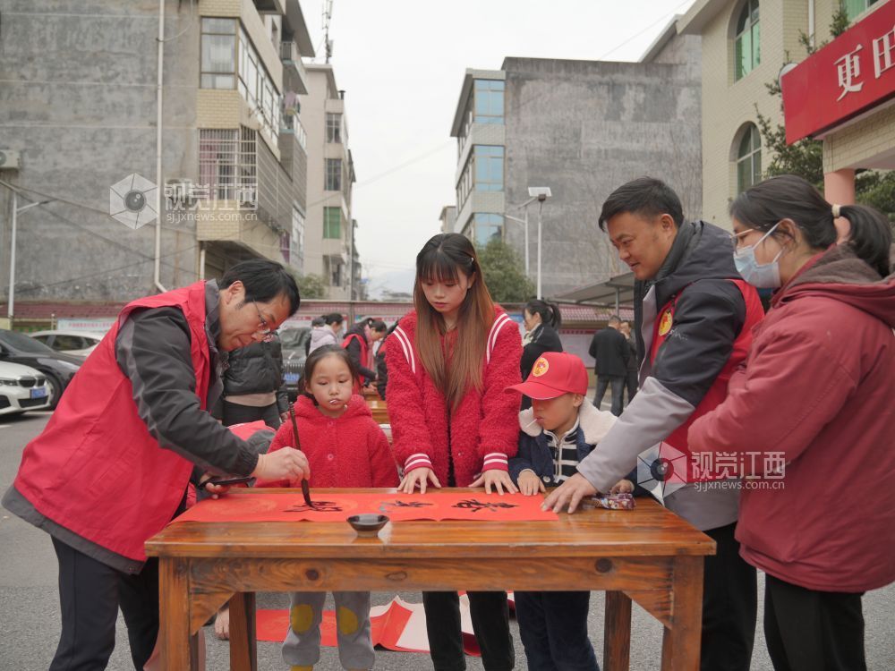 2026年2月4日,在江西省萍乡市芦溪县芦溪镇更田村,党员志愿者和书法爱好者为村民写春联。