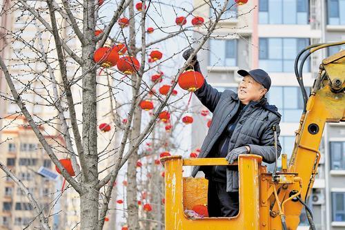 2月2日，正定县塔元庄村，村民正在悬挂红灯笼，节日氛围越来越浓。 本报记者 王 伟摄
