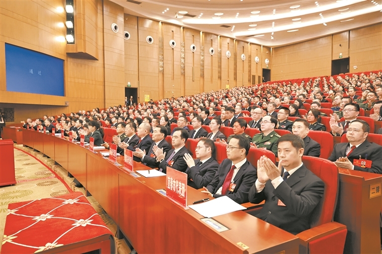 鼓掌通过。江西日报全媒体首席记者 海 波摄