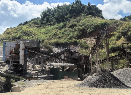 △在已关闭矿山周边有凿岩机、运输机械