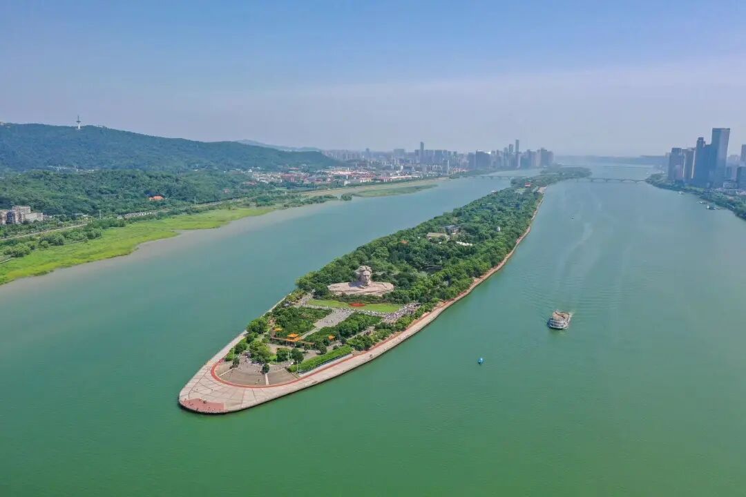 被绿水青山环绕的橘子洲头，是镶嵌在湘江上的绿色明珠。政协融媒记者闫利鹏摄.jpg