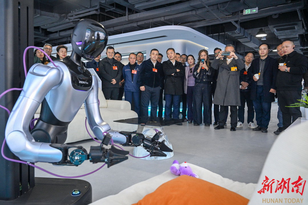 2月2日下午，港澳地区省政协委员和海外侨胞视察湖南科创企业。 湖南日报全媒体记者 郭立亮 摄