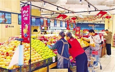 商超里摆满了琳琅满目的商品