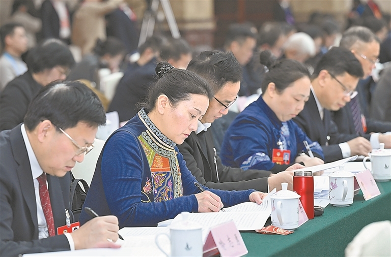 认真记录。江西日报全媒体记者 吴文兵摄