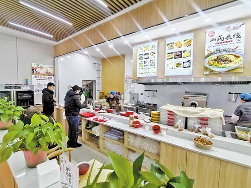 1月23日，在安国市南大街社区食堂，顾客正在取用药膳早餐。本报记者 徐 华摄