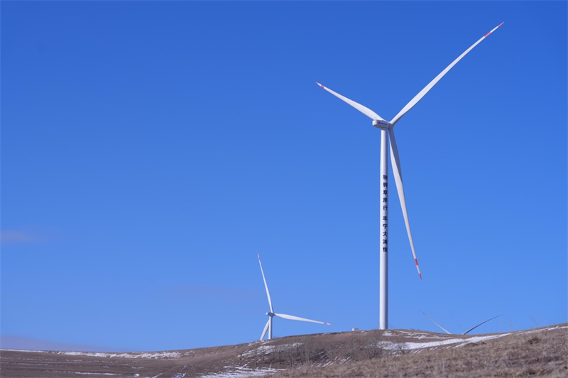 2月1日拍摄的位于丰宁满族自治县坝上地区的风力发电设施。